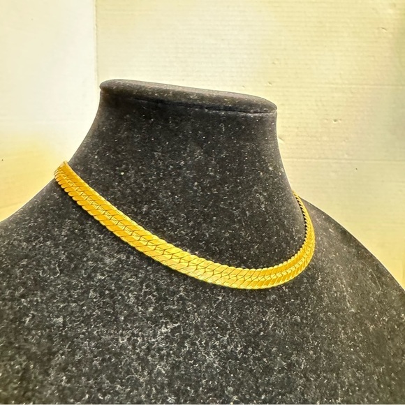 Vintage Necklace Gold Tone Herringbone Flat Chain Collar Costume Jewelry - Picture 2 of 15